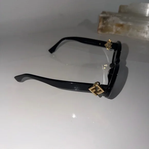 Fendi Black Sunglasses with Gold Details - Picture 4 of 7